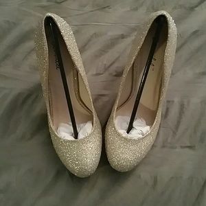 Champagne glitter pump